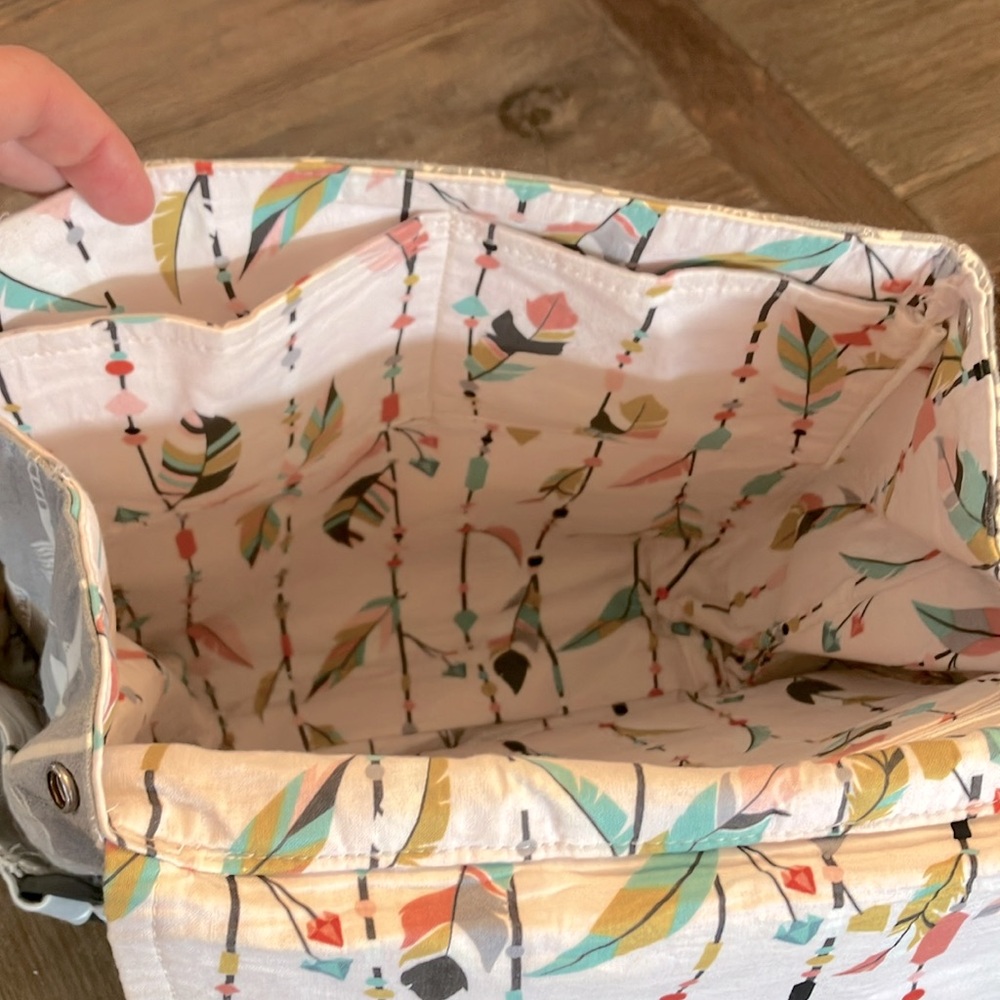 Lightweight Grey Arrow Patterned Backpack - image 7